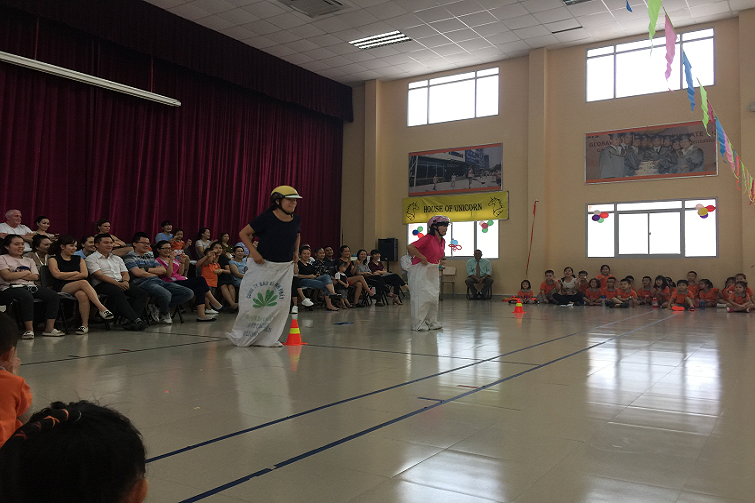 2.Teachers Sack Race