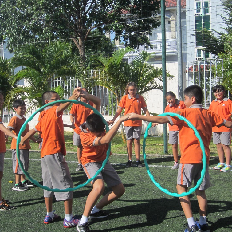 4-4-hula-hoop-race